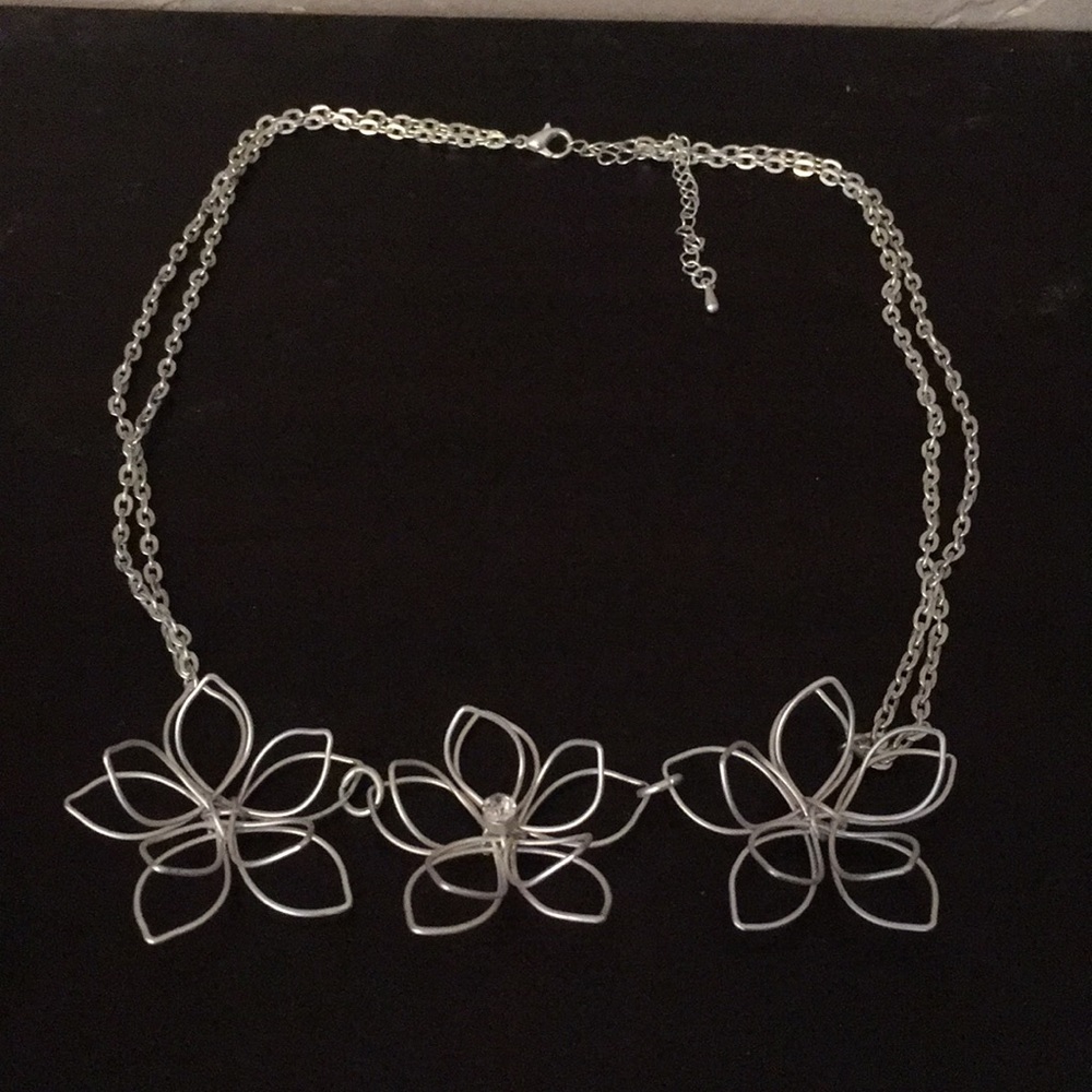 🌻 3 for $18 🌻 Silver flower necklace